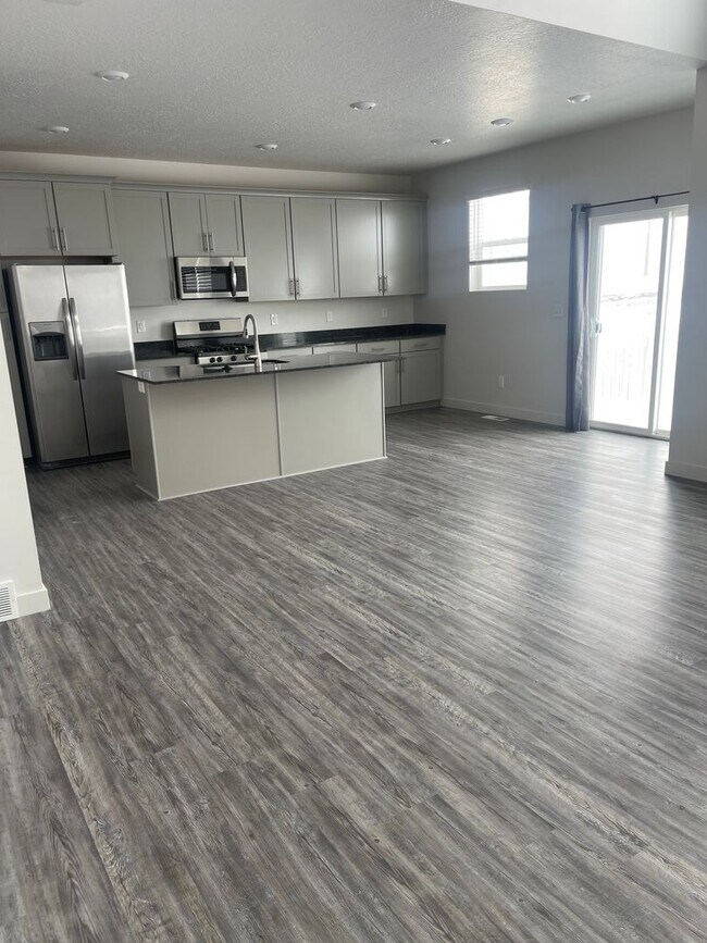 Building Photo - Beautiful Saratoga Springs Townhome for rent!