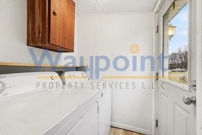 Building Photo - 4639 N Vickeryville Rd