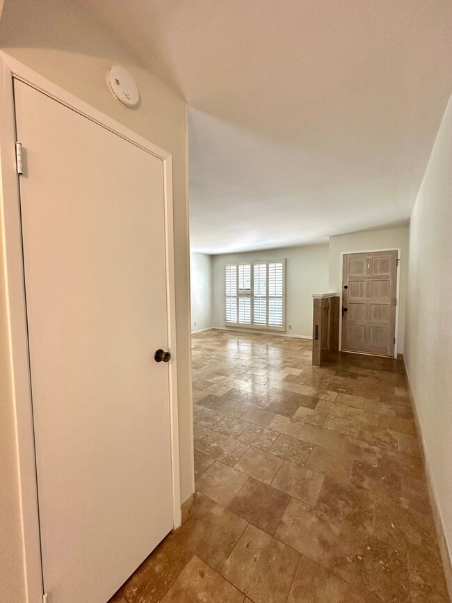 Building Photo - Desirable 4 bedroom home in Mountain View ...