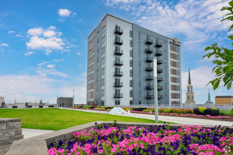 Primary Photo - Skyline Tower