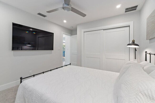 Building Photo - 4193 Hyacinth Cir N