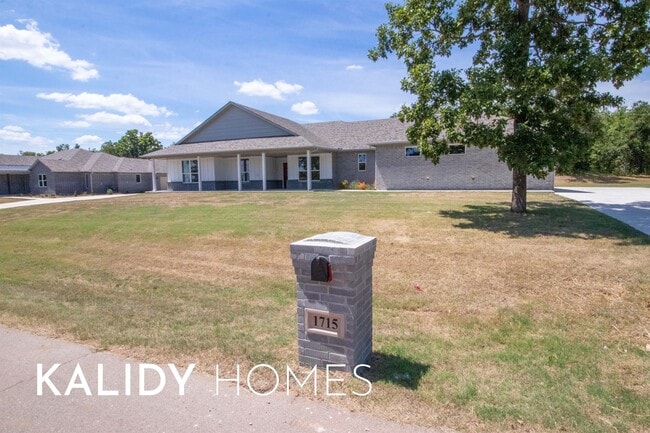 Building Photo - 1715 Kalidy Dr