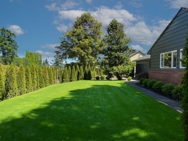 Building Photo - Stunning Mid-Century Home with Spectacular Southerly Views in Sought-After Terwilliger Heights!