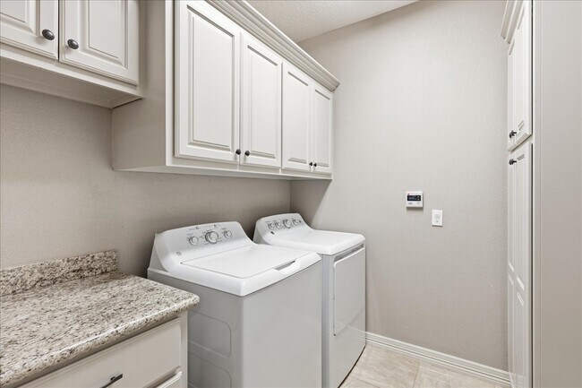 Building Photo - 160 Colonial Estates Dr