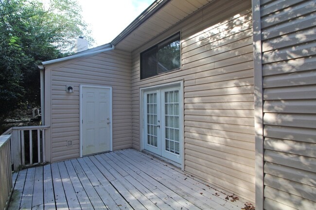 Building Photo - Brookside Townhome with Downstairs Bedroom, Updated Kitchen, and Access to Pool & Tennis