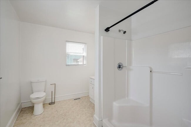 Building Photo - 1606 Broad St