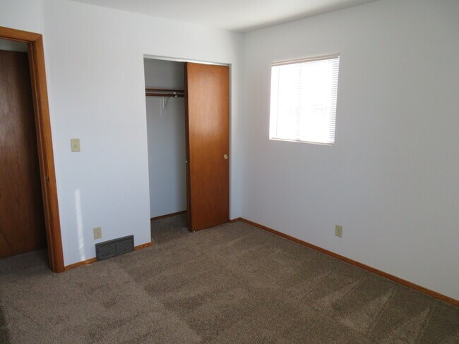 Building Photo - 5560 S Buckhorn Ave