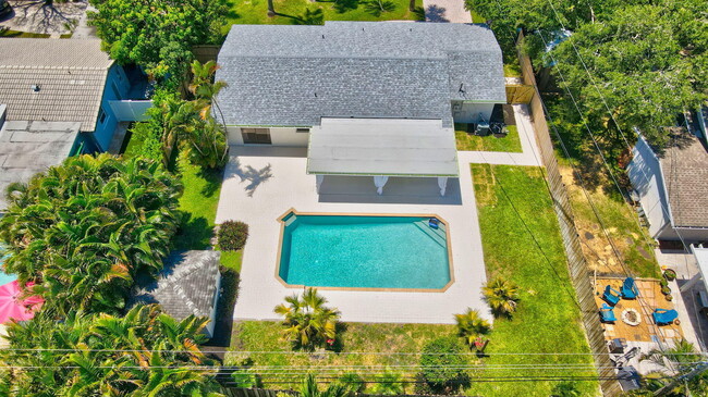 Building Photo - 832 SW 10th Ave
