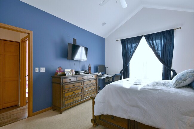 Building Photo - 5600 Cloverdale Rd