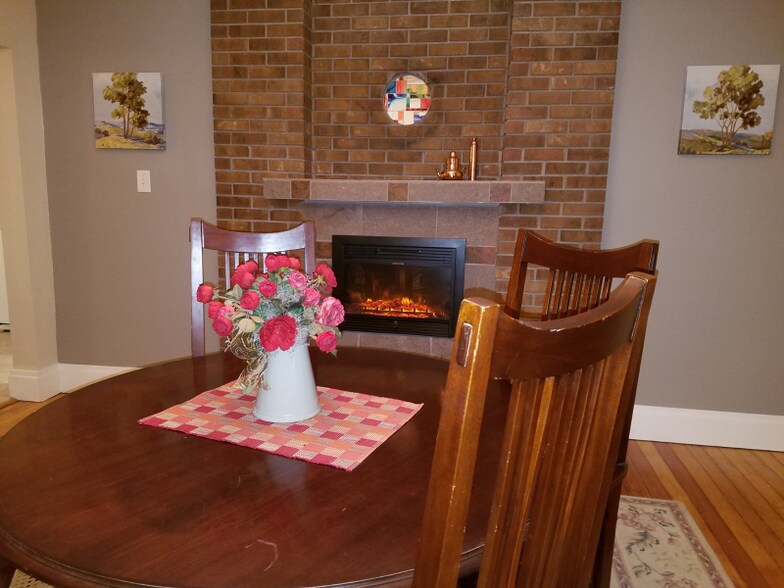 Building Photo - 1317 E 1st St