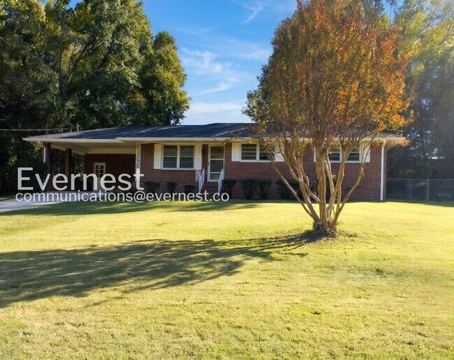 Building Photo - 3 Bed/1.5 Bath Home with Carport / No Pets Allowed / Available Now!