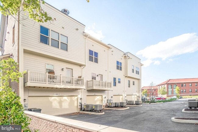 Building Photo - 1003 Sycamore Dr SE