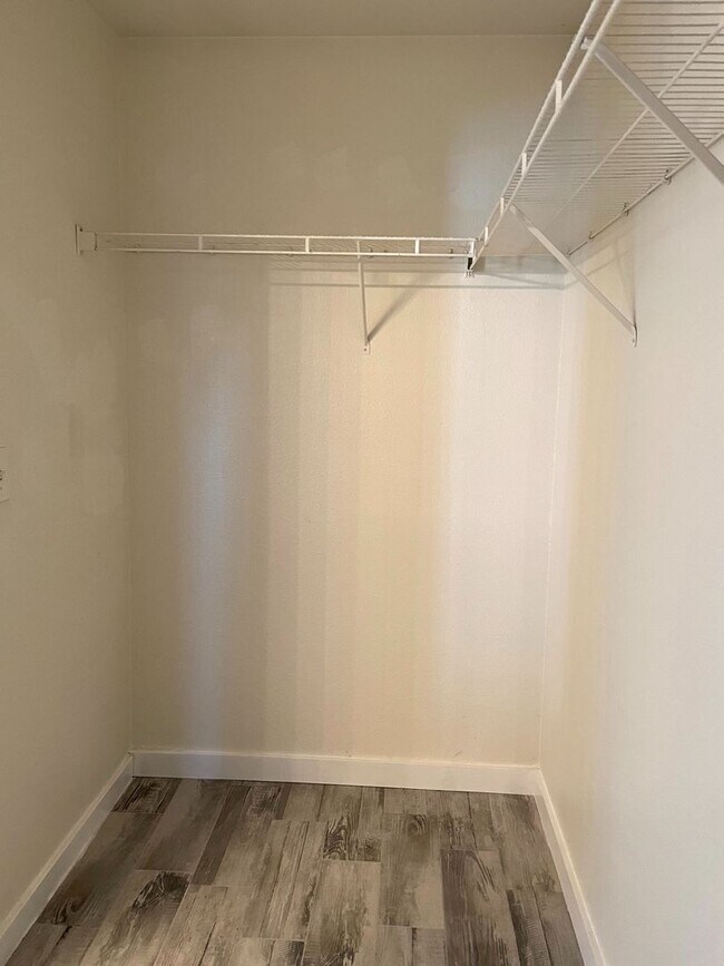 Building Photo - DARLING 3 BEDROOM, 2.5 BATH LOCATED IN GAT...