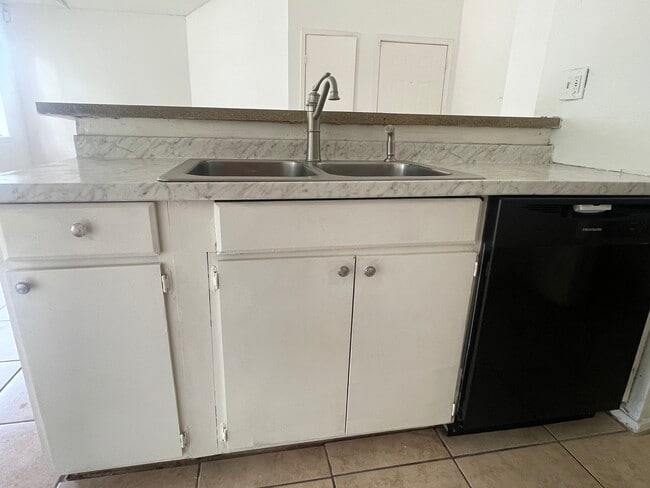 Building Photo - Farley Drive Unit B