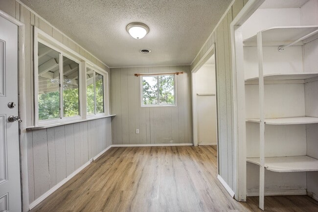 Building Photo - Freshly Updated 3 Bedroom Home