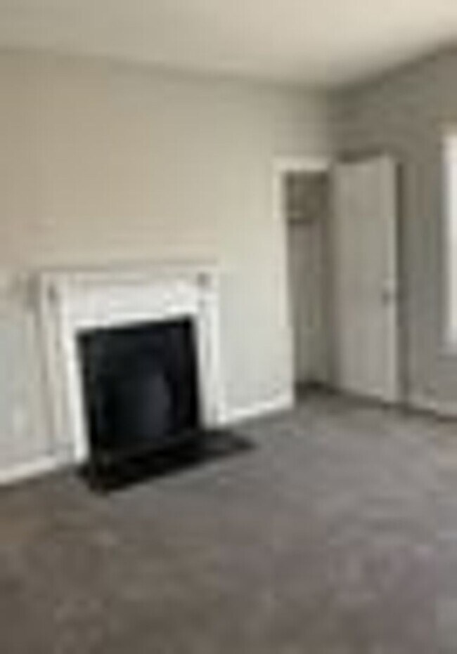 Building Photo - Available Now! Two bedroom home !!