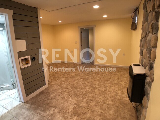 Building Photo - Available July 1st - 1 Bed/1 Bath Triplex in Prior Lake