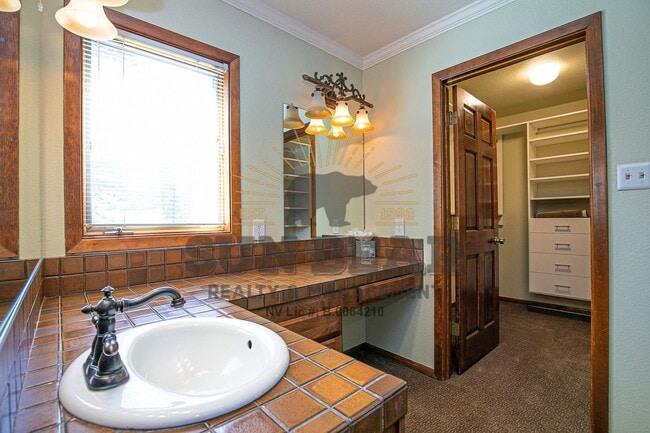 Building Photo - Gorgeous Condo in Central Incline - Dog fr...