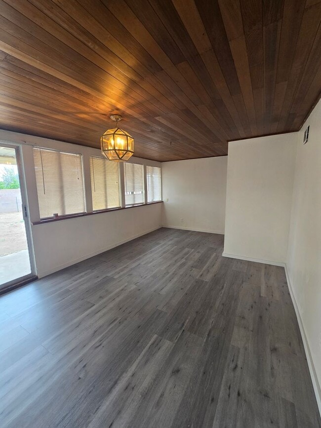 Building Photo - 3 BEDROOM ON LYNWOOD