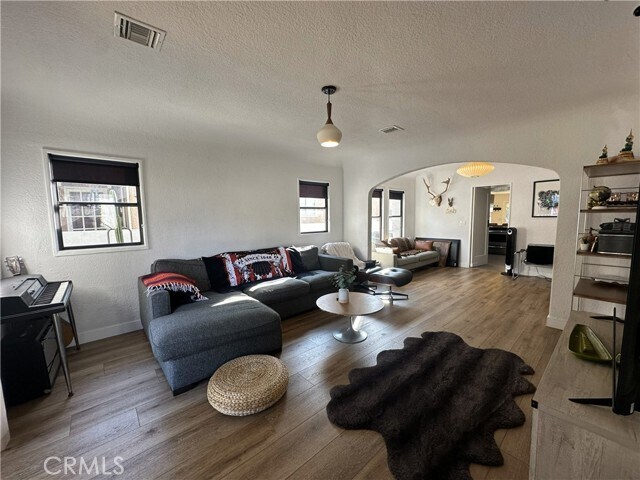 Building Photo - 206 W Mountain View Ave