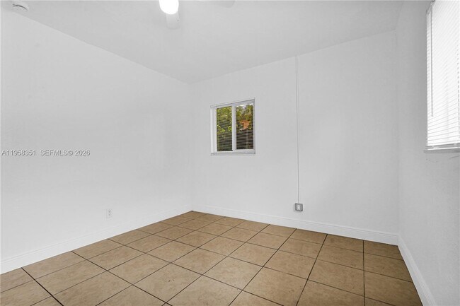 Building Photo - 1960 SW 41st Ave