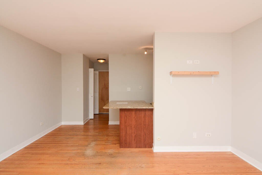 Building Photo - 628 W Wrightwood Ave