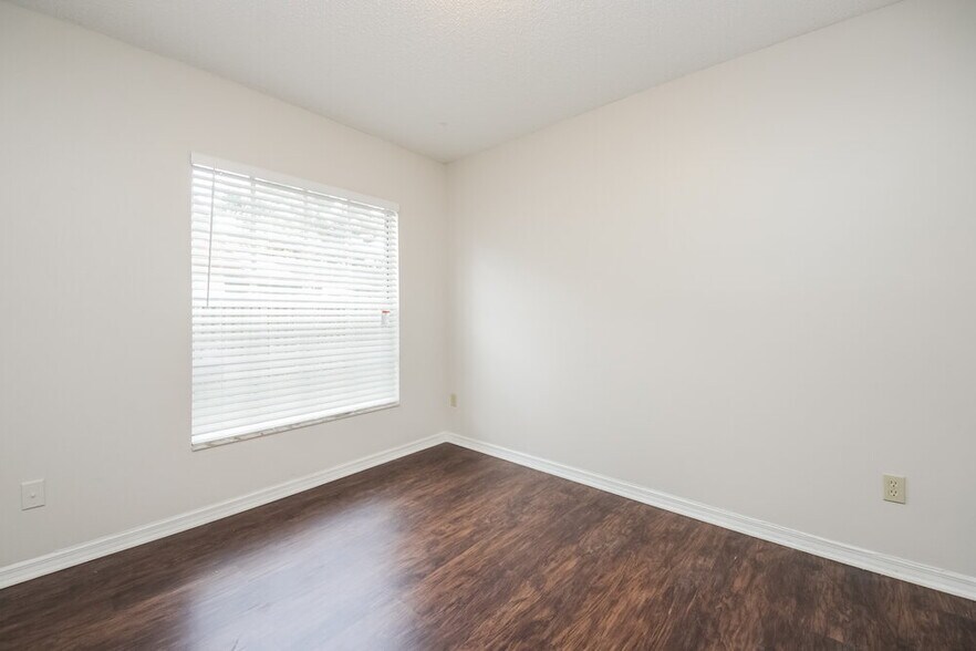 Building Photo - 711 White River Dr