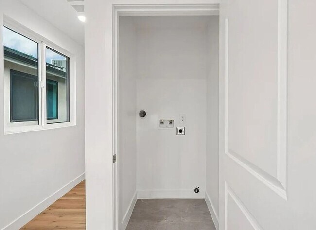 Building Photo - Graham(10422)