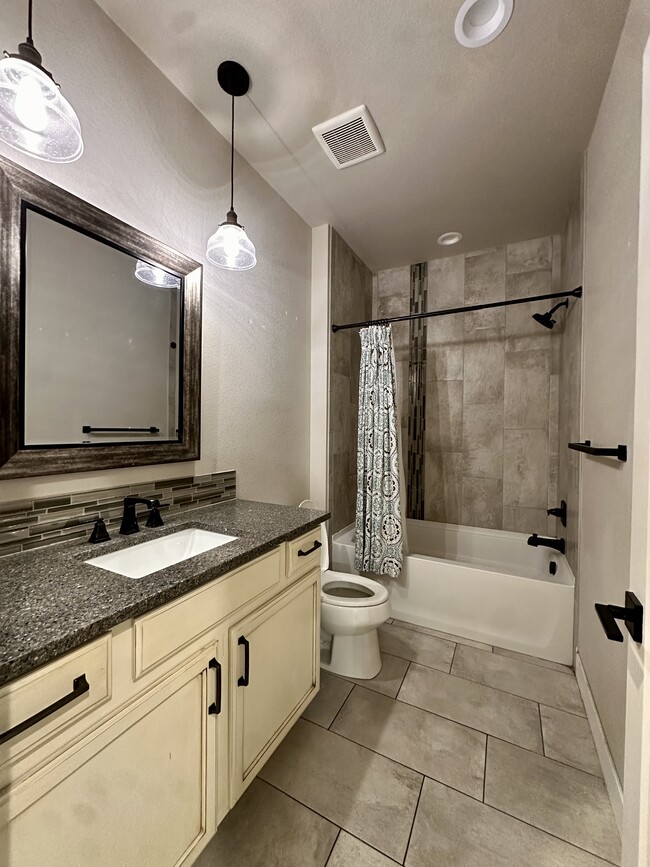 Shared bath - 6366 Pumpkin Ridge Dr