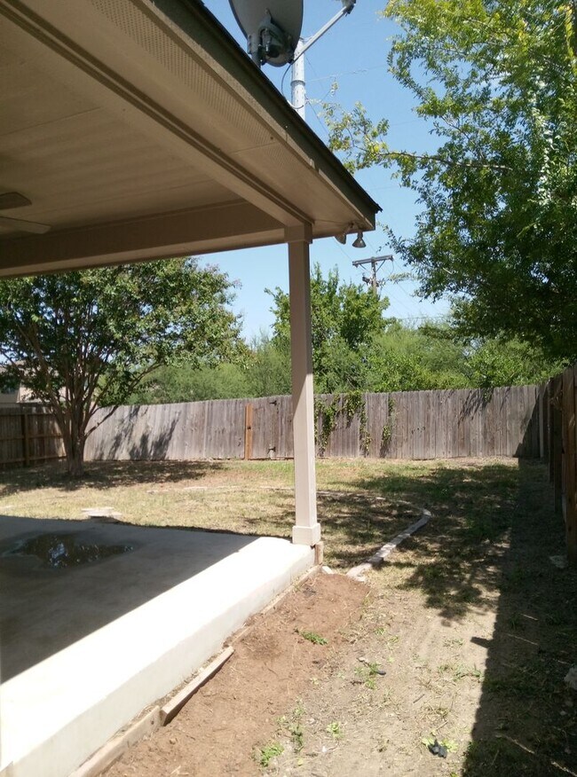Building Photo - Beautiful and Spacious 3bdrm/2bath 2 car g...