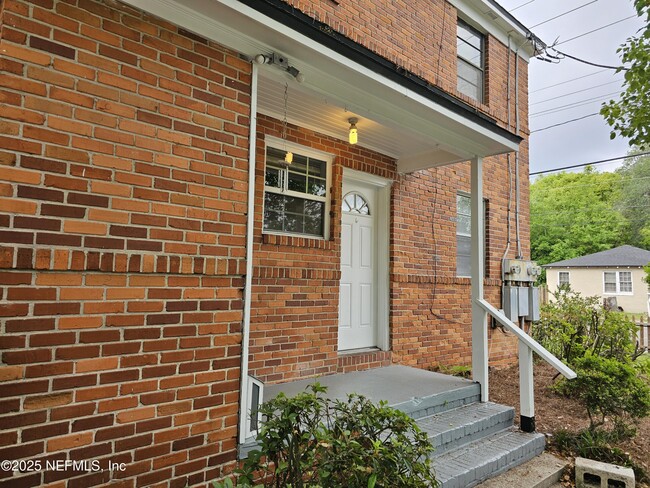 Building Photo - 825 McDuff Ave S