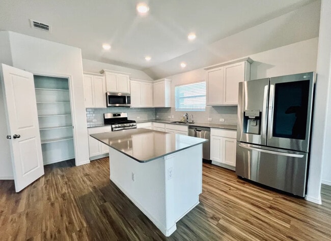 Building Photo - Modern 4-Bed, 2-Bath Retreat with Soaking ...