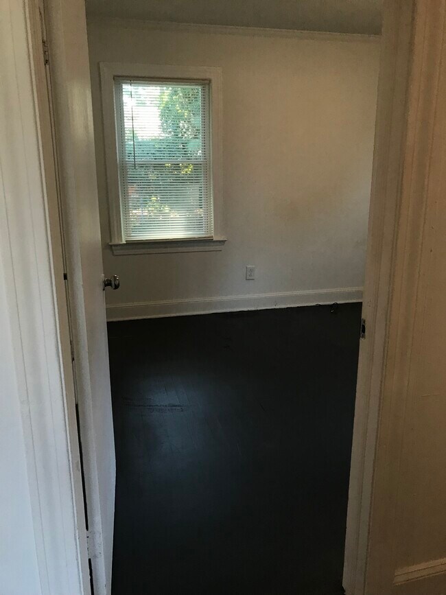 Building Photo - 587 7th St