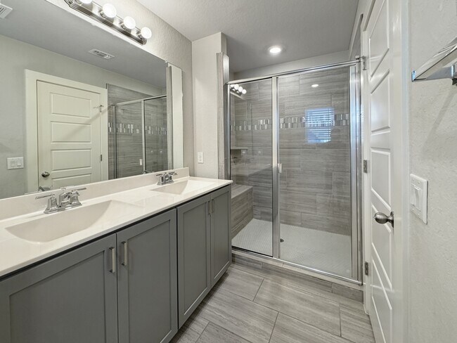 Building Photo - 736 Ft Leonard