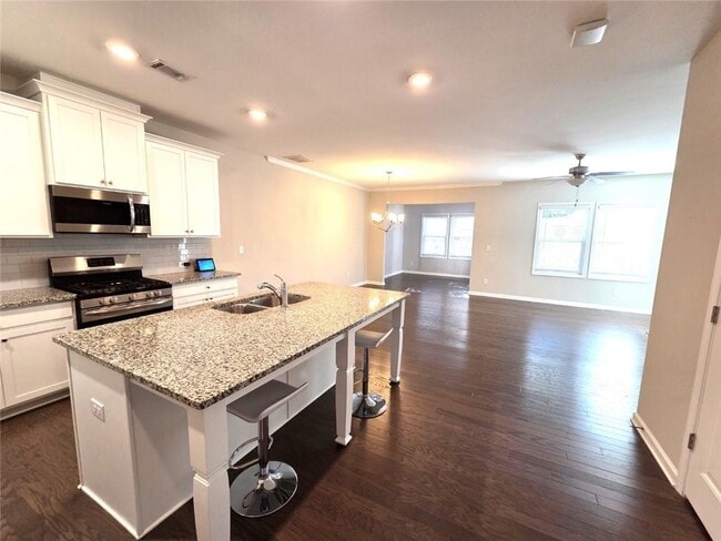 Building Photo - 1716 Lansing Bluff Walk