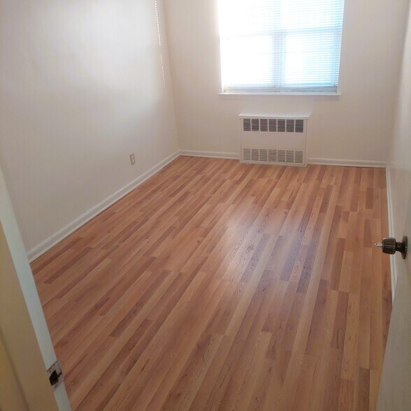 Building Photo - 745 E 101st St