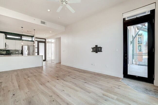 Building Photo - Gorgeous Contemporary 2/2 Condo in 78704