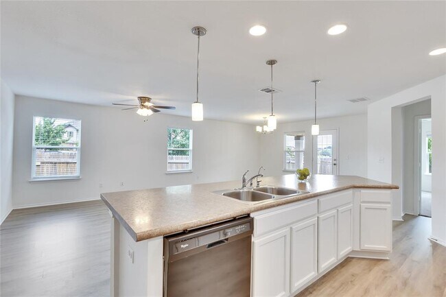 Building Photo - 120 Jasmine Cove