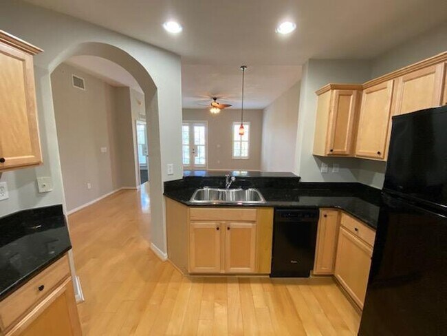 Building Photo - 3 Bedroom 2 Bathroom top floor condo at the Terraces of East Village.