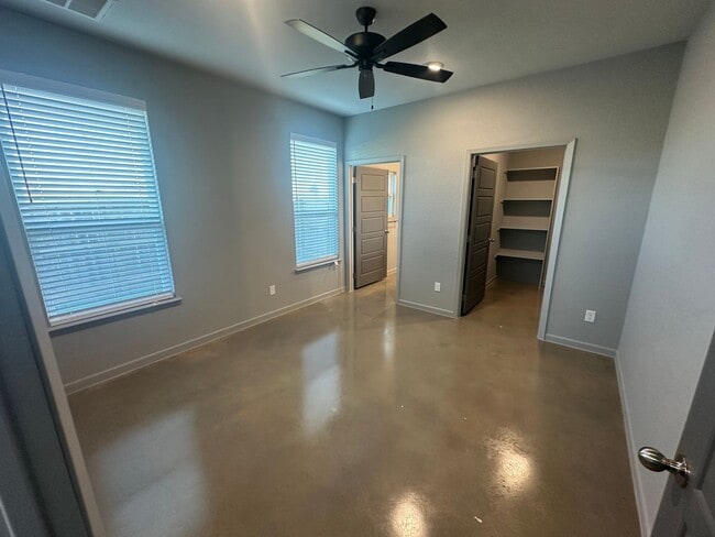 Building Photo - AVAILABLE NOW!