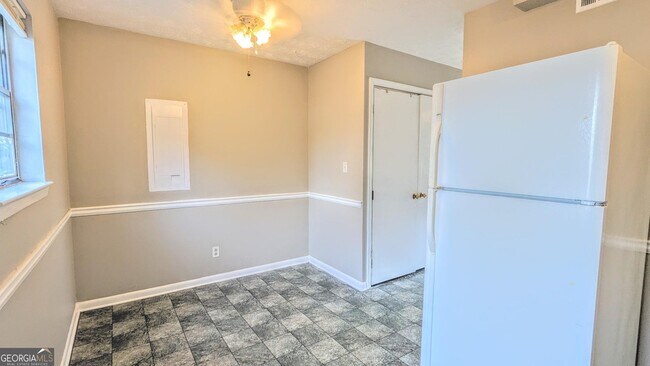 Building Photo - 1235 Riverside Dr
