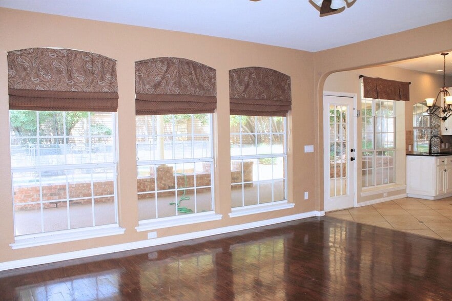 Building Photo - 2719 Hidden Lake Dr