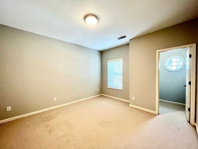 Building Photo - 12821 Doe Dr