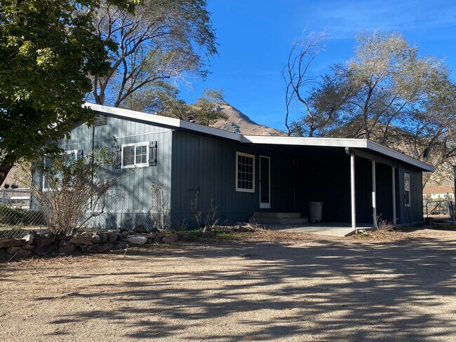 Building Photo - 2/1 Home in Wellington!