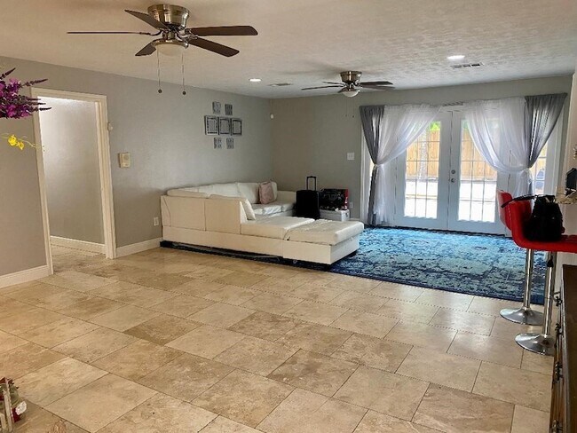 Building Photo - 2419 Briarlee Dr