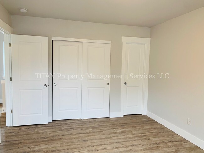 Building Photo - Cozy 2-Bed Condo Retreat with Gleaming Har...