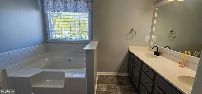 Building Photo - 208 Senseny Glen Dr