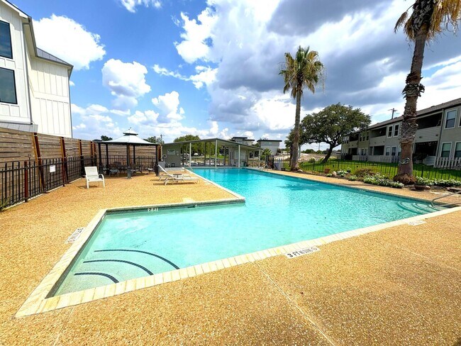 Building Photo - 604 Highcrest Dr