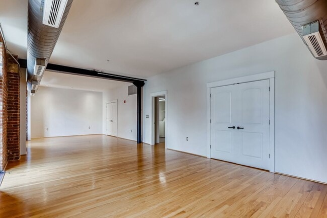 Building Photo - 3 Bedroom 2 Bath Loft Living At It's Finest In LODO! Wireworks Building