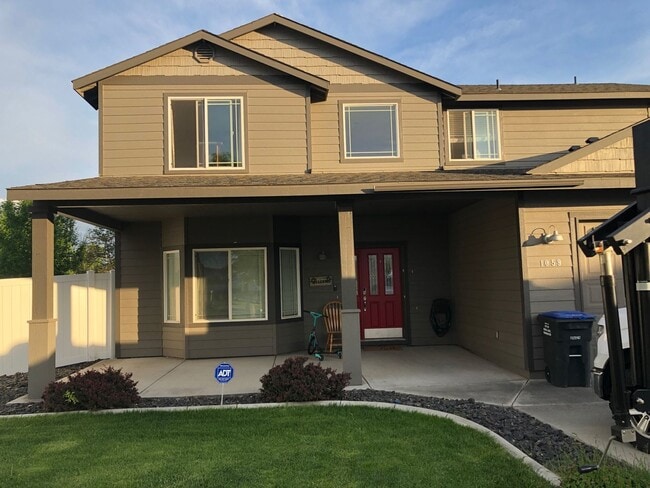 Primary Photo - Extra Large Home For Rent, 4 Bedrooms! NEW...